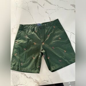 Charleston threads pine green Christmas holiday short size 36. GUC